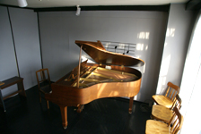 越谷店3F、防音室にあるグランドピアノです。ピアノの練習にご利用いただけます。